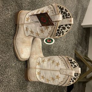 women’s square toe boots - never worn - tags still on - boot barn